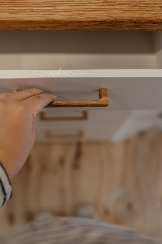 Möbelgriffe aus Holz in einer Küche