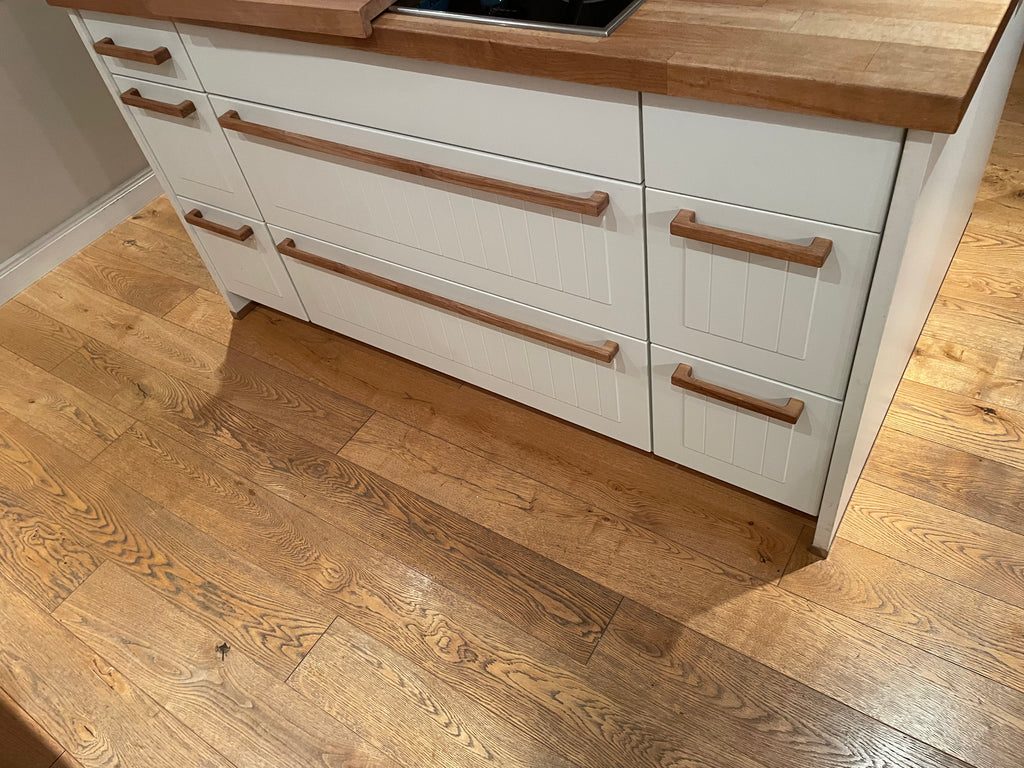 Poignée de meuble en bois de chêne 253 avec courbes